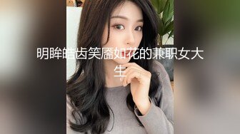 苗条妹子戴着狗链帮包皮男口交